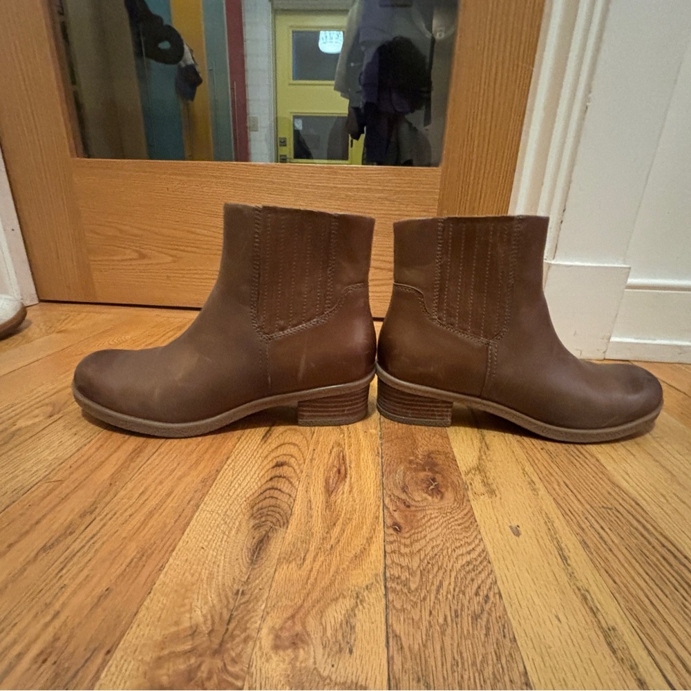 Dansko Daisie Tan waterproof 39, worn once